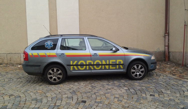 Žena ožila v rakvi, policie prošetřuje chybu koronerky jako neposkytnutí první pomoci