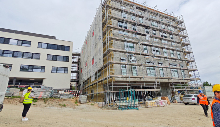 Vyšší kapacita a moderní prostředí. Ve FN Olomouc pokročila stavba pavilonu pro onkologii