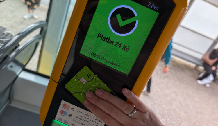 Zaplatit jízdenku bankovní kartou už je možné na všech terminálech v plzeňské MHD