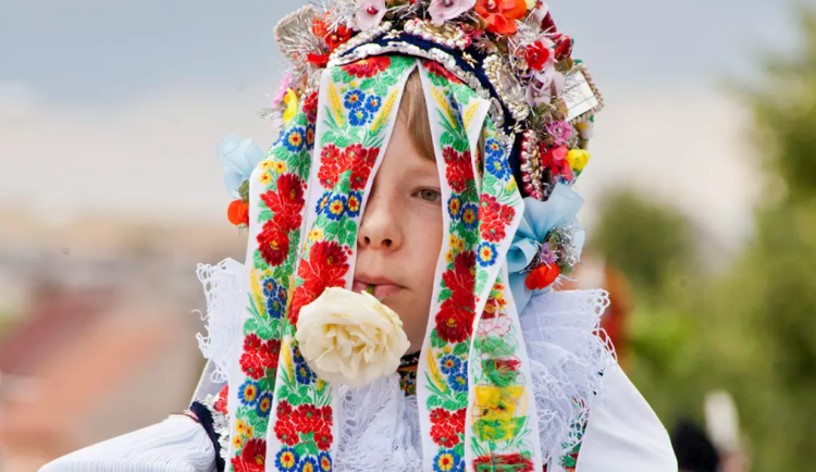 Papírová srdce pro jízdu králů vyrábí v Hluku jediná rodina už desítky let