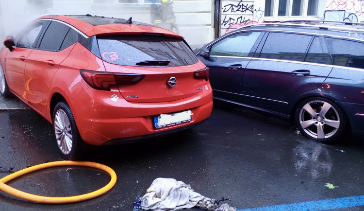 Muži začalo hořet v bytě, věci v plamenech vyhodil z okna. Zapálil tři auta