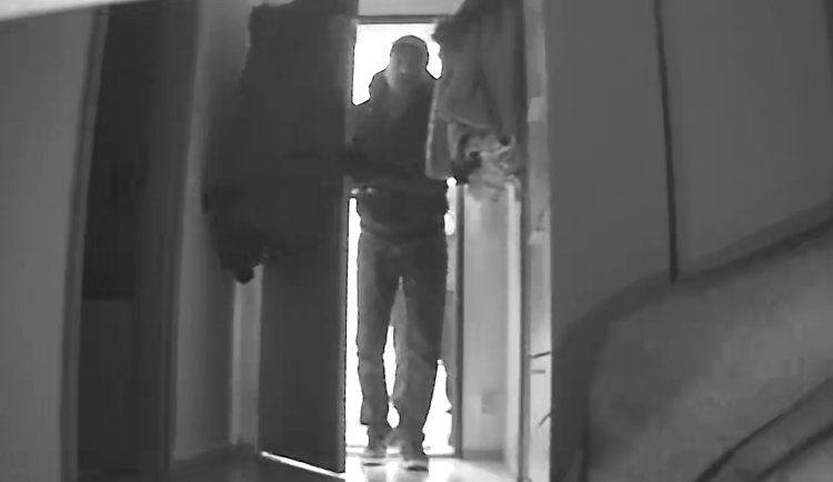 Dvojice ukradla šperky a peníze za dva miliony, zloděje ale natočila kamera