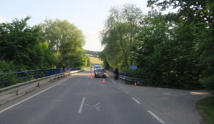 U Dolního Benešova se střetl cyklista s autem. Policie hledá svědky