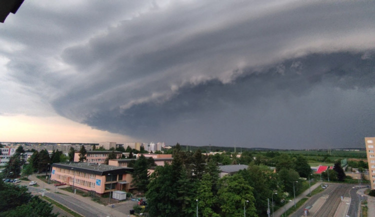 Meteorologové očekávají zatím nejsilnější bouřky, varují i před kroupami a supercelami
