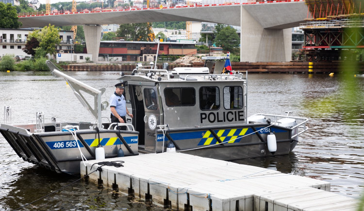 Policie má novou loď za sedm milionů. Zachrání s ní tonoucí a vytáhnou předměty ze dna