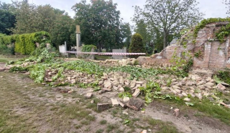 Na hřbitově v Prostějově se zřítilo 15 metrů obvodové zdi. Podle radnice je důvodem stáří