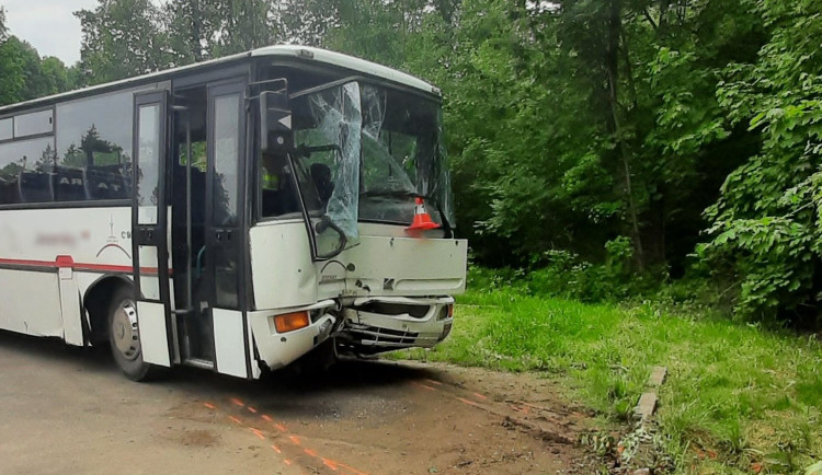 Autobus s dětmi, který havaroval ve Zlatých Horách, řídil 75letý senior. Dvě desítky zraněných