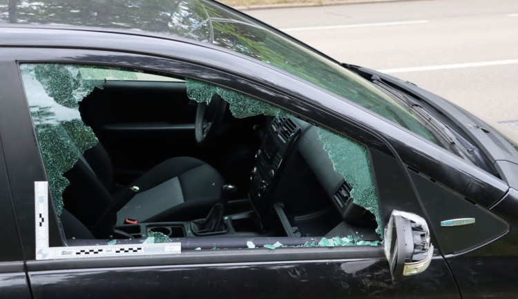 Dostali chuť na bonbony, tak rozbili okénko. Dvojice v Brně vykrádala a ničila auta