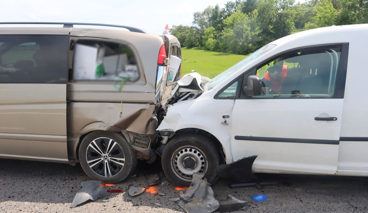 Tragická nehoda u Velké Bystřice: starší řidič v nemocnici podlehl vážným zraněním