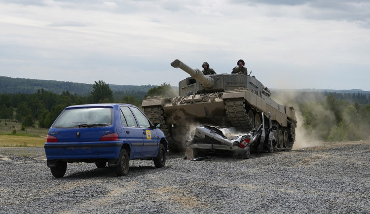 VIDEO: Auto na placku. Vojáci z Přáslavic ukázali přejíždění vraků tankem Leopard