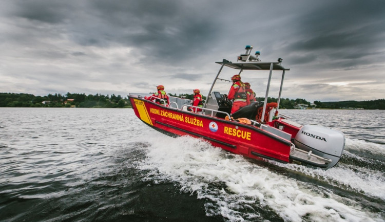 Vodní záchranáři opět nastupují na Hracholusky, loni ošetřili rekordních 114 lidí