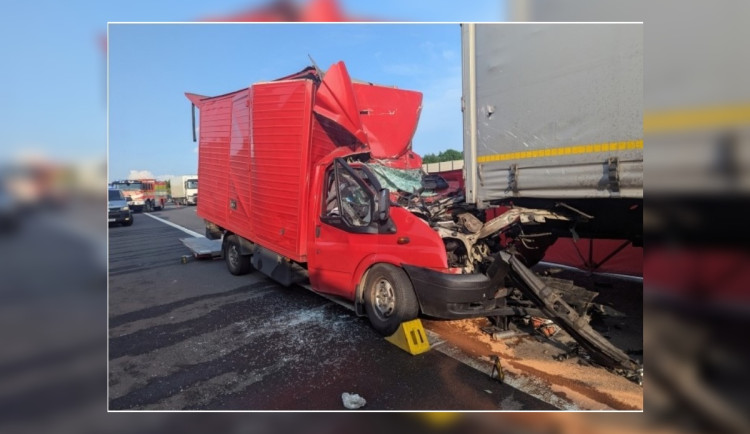 U Prahy boural řidič dodávky do návěsu, zemřel zaklíněný v kabině. Policie hledá svědky