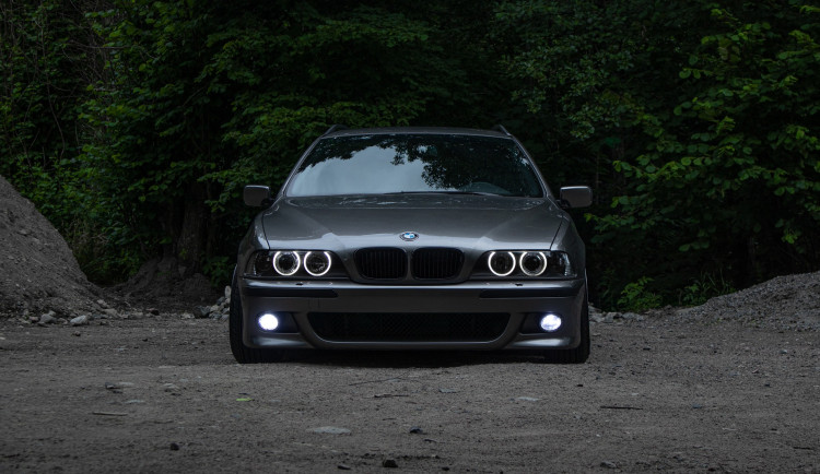 Neznámí muži surově napadli řidiče BMW přímo na ulici. Policie hledá svědky incidentu