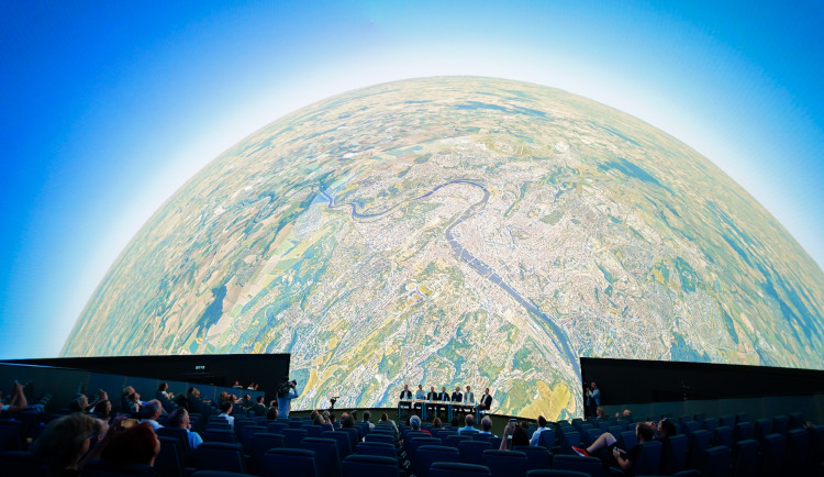 FOTO: Pražské planetárium má novou kopuli. Filmy o vesmíru lidé uvidí v 3D iluzi