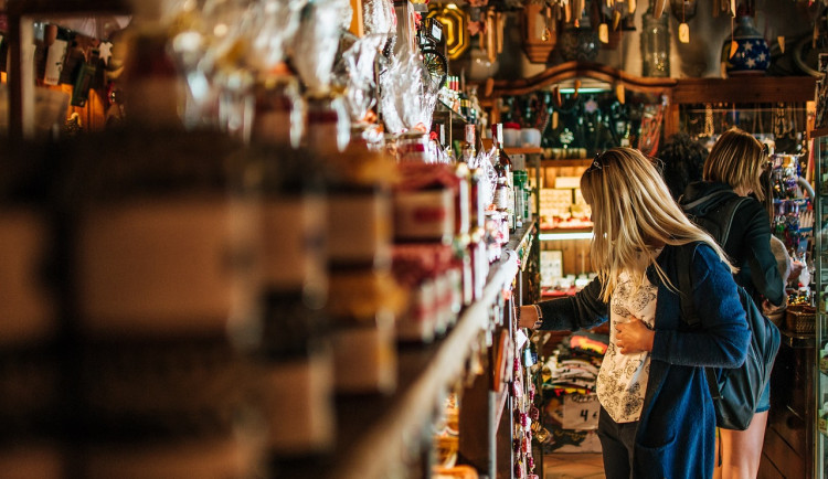 Maloobchodní tržby v dubnu 2025 rostly napříč segmenty