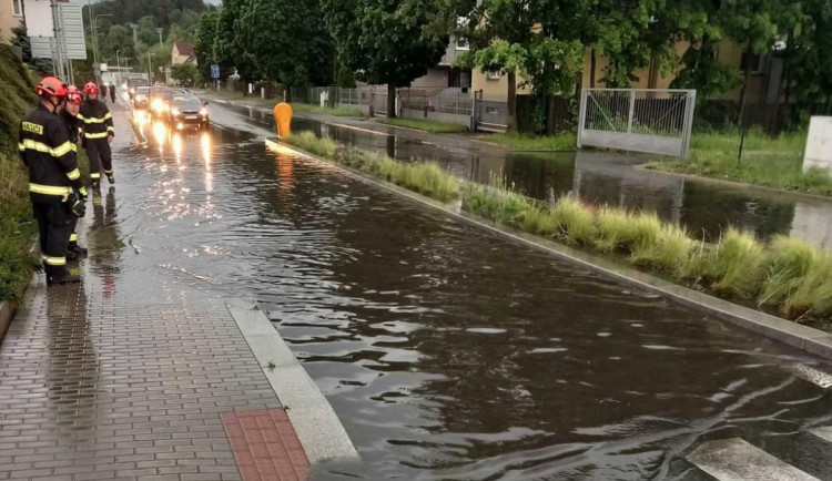 Zatopená D1 a Boskovice bez proudu. Nejen jižní Moravu potrápily noční bouřky