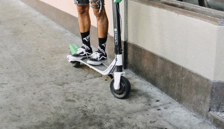 VIDEO: Cizinec na koloběžce zabloudil na D1, zastavil v nouzovém pruhu u Vyškova