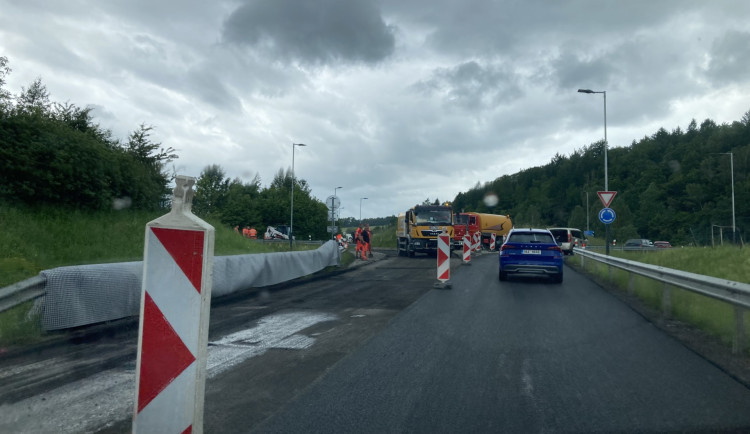 Na kruháči u Mníšku opravují silničáři vozovku, sjezd na Stráž je zavřený