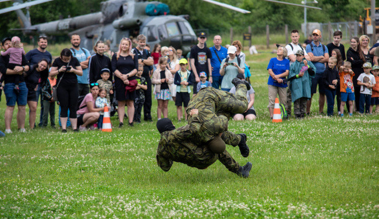 FOTO: Leopard, Pandur i boj muže proti muži. Akce v kasárnách u Olomouce přilákala davy