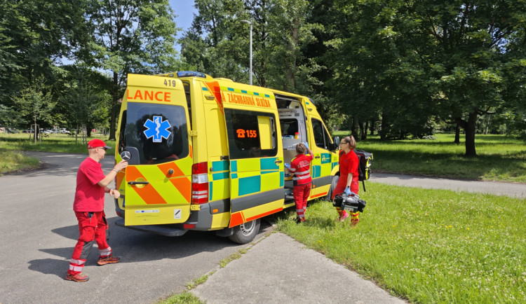 Kritický pátek: záchranáři zasahovali u cyklisty a bruslaře, kteří se srazili s auty