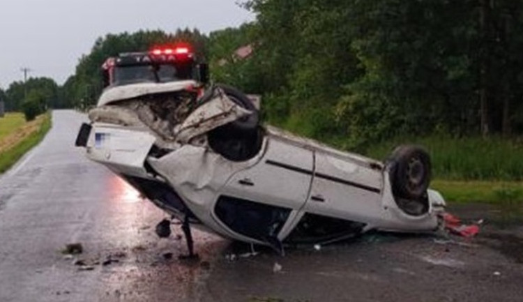 Řidič jel zřejmě moc rychle, dostal smyk a skončil s autem na střeše