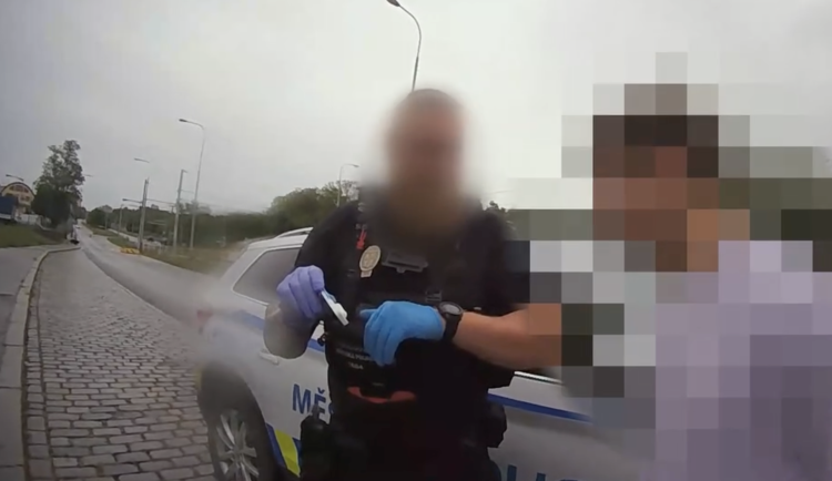 VIDEO: Zákaz řízení, drogy za volantem. Problémové řidiče v Praze řeší každý den