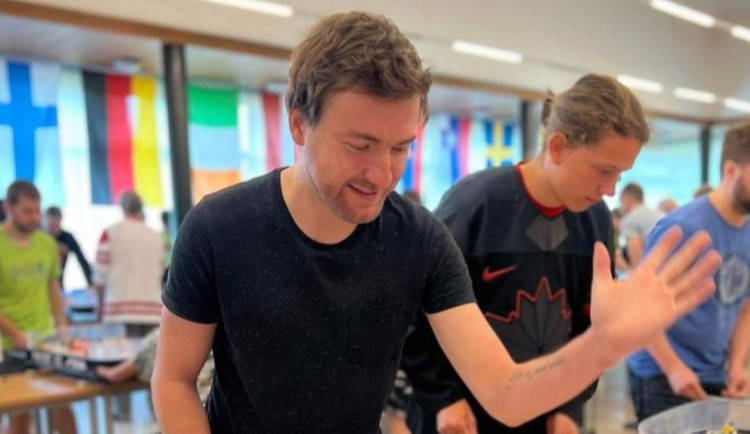 Znáte stolní hokej? Výborná hra pro tatínky a děti. Mistr Moravy a Slezska je z Olomouce