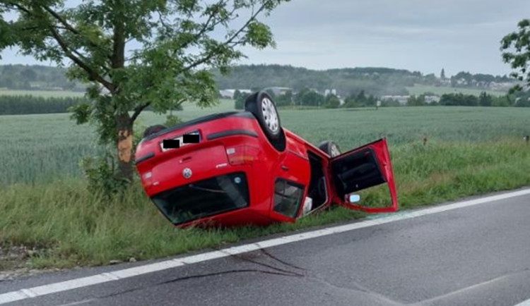 Senior vyjel v noci a otočil auto na střechu, měl přes promile alkoholu