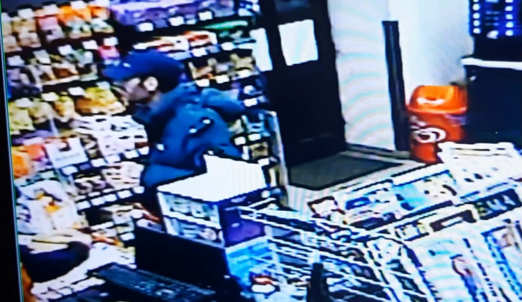 Zákazník pořezal prodavače večerky, pohádali se při placení