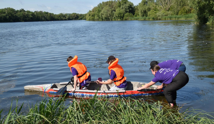 Středoškoláci stavěli na ČVUT kánoe z betonu, výtvory prověří při závodu na Šeberáku