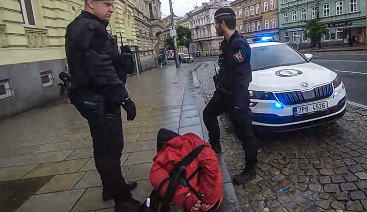 Opilá dvojice se psem dělala humbuk na ulici, vzduchem létaly nedopalky i nadávky