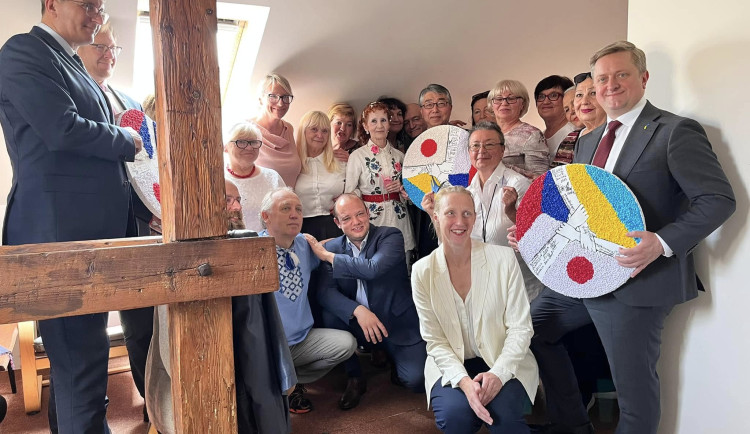 Japonci financují projekt na podporu duševního zdraví ukrajinských seniorů