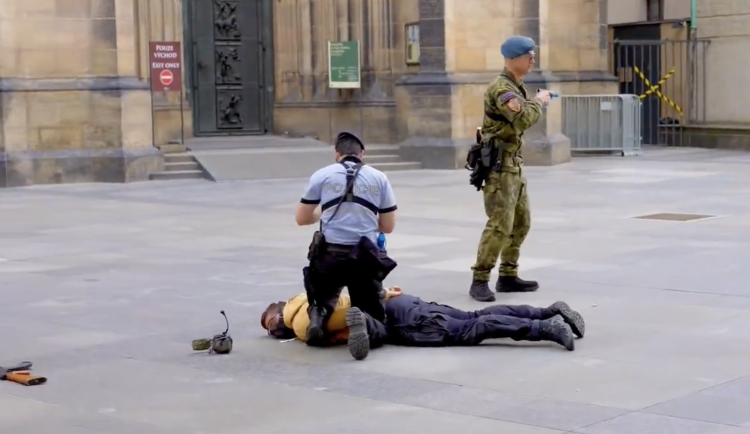 VIDEO: Na Pražském hradě cvičili zásah proti útočníkům, jeden střílel a druhý odpálil bombu