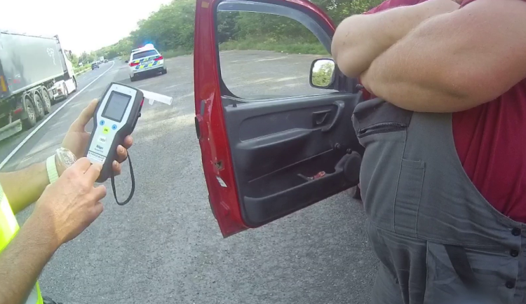 VIDEO: Muž do sebe po práci naklopil víno a jel autem domů. Naměřili mu 3,5 promile