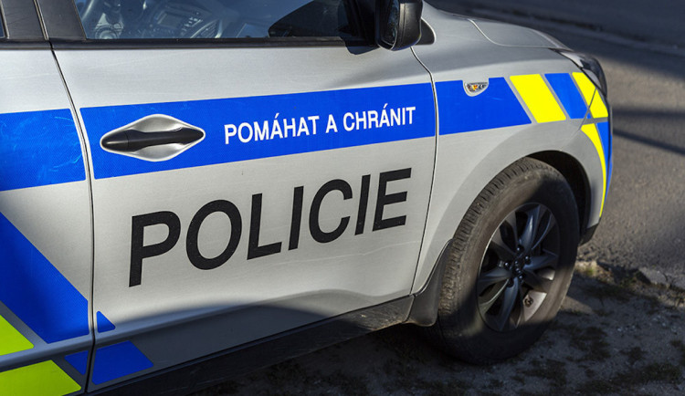 Těžké zranění motocyklisty u Okrouhlé. Policisté hledají svědka, řidiče dodávky