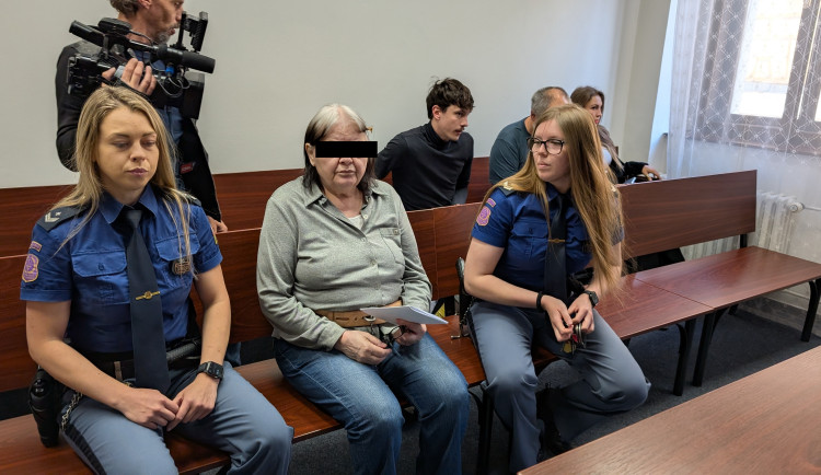 Poslední kapkou bylo chrápání, seniorka zavraždila partnera a schovala ho na zahradě