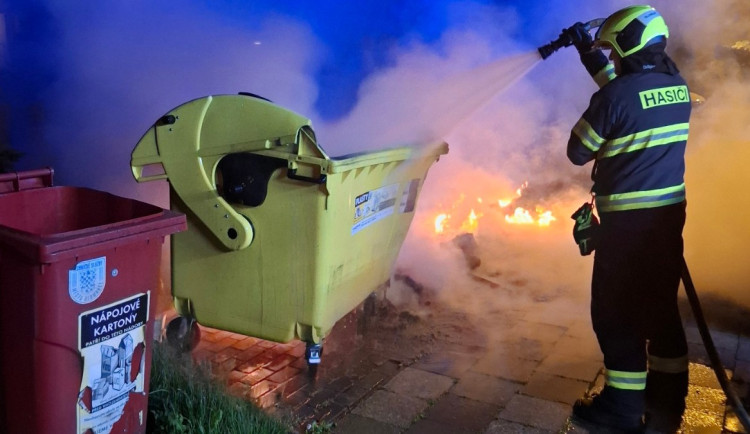 V Olomouci v noci hořela desítka kontejnerů, oheň poškodil také dva automobily