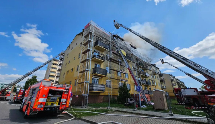 VIDEO: V Brně-Chrlicích hoří střecha bytového domu, požár byl lokalizován