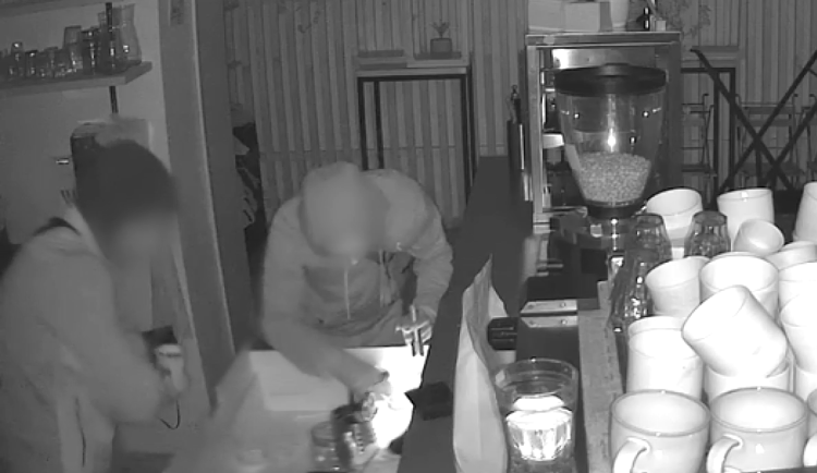 Zloději vykrádali obchody a byty ve velkém. Brali šperky, ale i prášek na praní