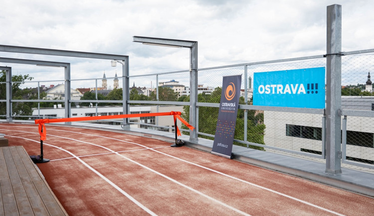 Unikátní běžecký ovál na střeše Ostravské univerzity dostal nový povrch