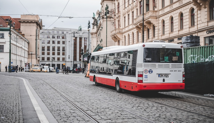Žena uvízla v zavírajících se dveřích autobusu, spadla a zranila se. Policie hledá svědky