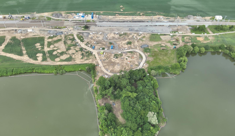 Na trať v Hustopečích nad Bečvou se po havárii s benzenem vlaky vrátí zřejmě v neděli