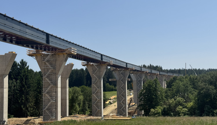 Klíčový moment na stavbě dálnice. U Kaplice vznikají dva nejdelší mosty na D3
