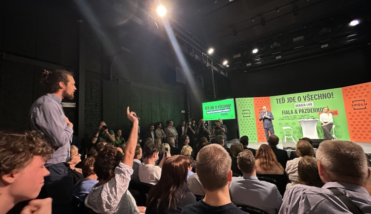 VIDEO: Fialovu debatu narušovali v Praze seniorky s píšťalkami a odpůrci Izraele