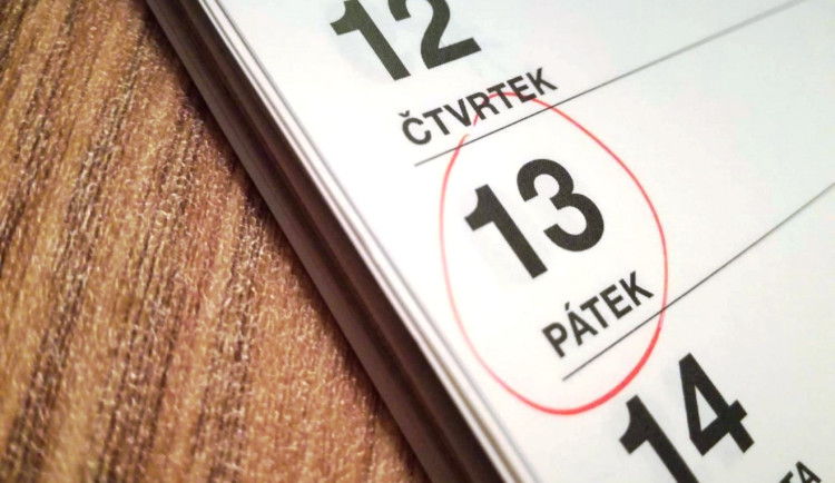 ANKETA: Pátek třináctého. Pověrčiví lidé raději sedí doma, čísla se bojí i hoteliéři