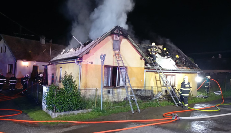 FOTO: Na Jihlavsku hořel dům. Škoda se vyšplhala na 2,5 milionu korun