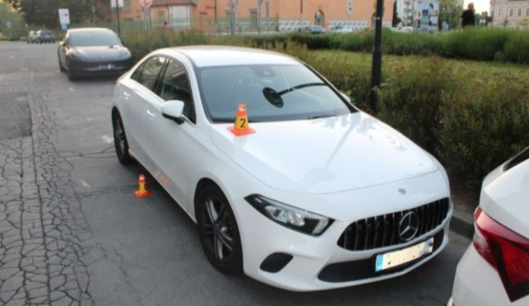 Opilý starší cyklista poškodil v Prostějově mercedes. Jela s ním i holčička, policie hledá svědky