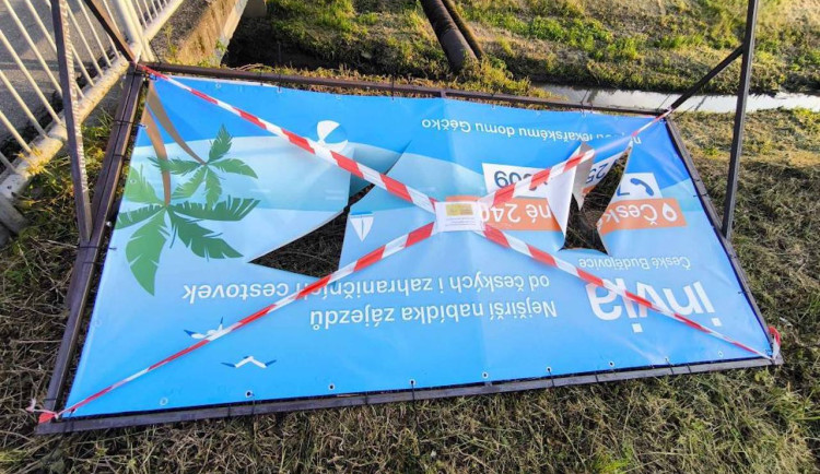 Falešná exekuce nezabrala. Šaráda s nelegální reklamou pokračuje