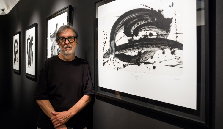 Aleš Najbrt se vrátil k volné tvorbě. Západočeská galerie vystavuje jeho unikátní litografie