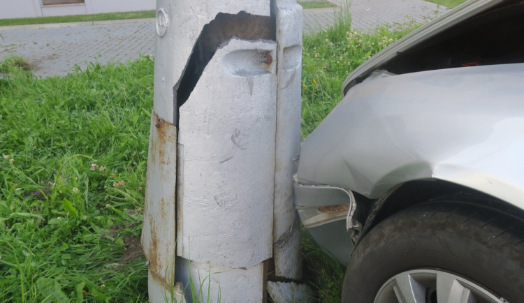 Řidič se dvěma promile boural v Hranicích a zůstal uvězněný v autě. Pomohl mu svědek